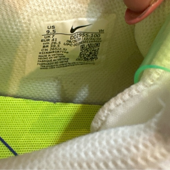 Nike WMNS Air Max Excee Sneakers White/Volt/Pink/Blue Size 9.5 - Picture 2 of 7